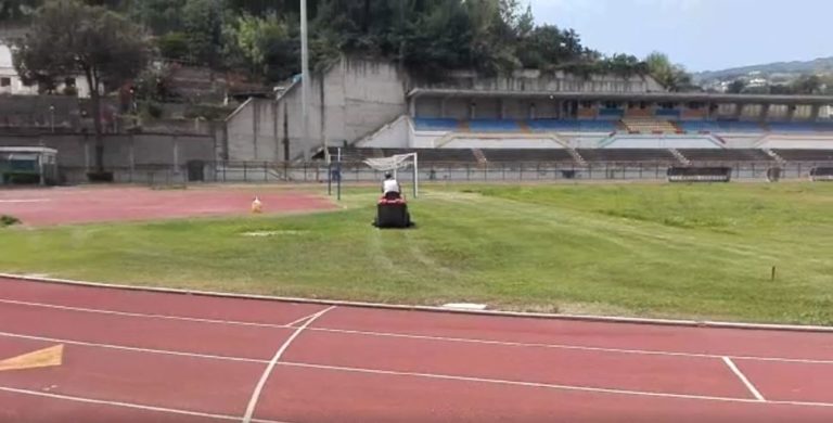 VIDEO – STADIO “MAZZELLA”, FINALMENTE FALCIATA L’ERBA!