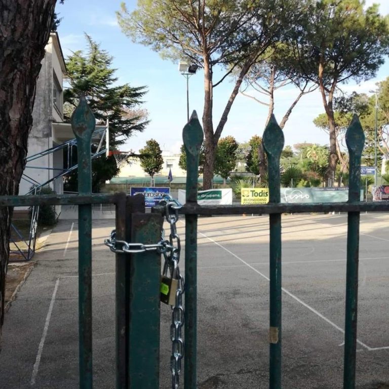 CATENACCIO AL CAMPETTO DELL’EX LICEO: DELUSIONE E RABBIA TRA I FRUITORI DEL PLAYGROUND