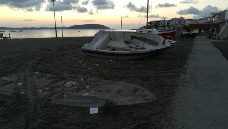 SPIAGGIA DEI PESCATORI: PRELEVATE LE BARCHE ABBANDONATE SULL’ARENILE