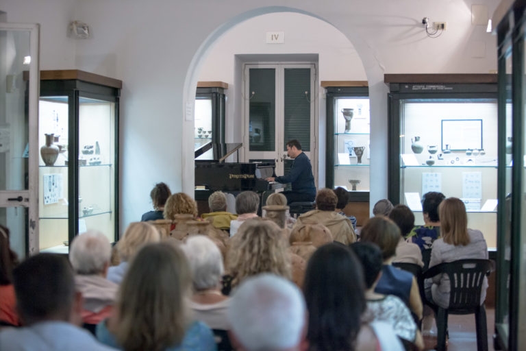 LACCO AMENO, UN PIANOFORTE TRA I REPERTI: LA MUSICA CLASSICA ESALTA VILLA ARBUSTO