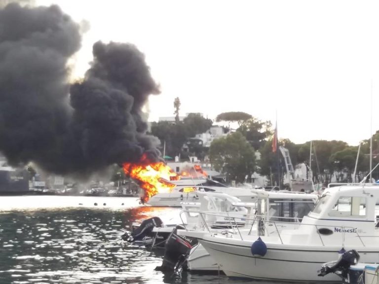 INCENDIO NEL PORTO DI ISCHIA: YACHT CONDOTTO LONTANO DALLE ALTRE IMBARCAZIONI