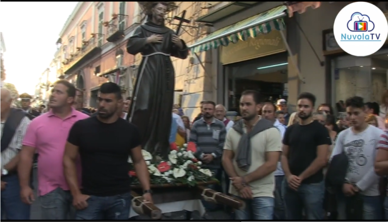 SUL PORTONE DELLA CHIESA DI S. MARIA DI LORETO DEPOSITATA LA CORONA IN ONORE DI MONS. REGINE