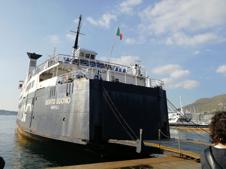 OLTRE UN’ORA DI RITARDO PER LA MEDMAR DELLE 13.30 DA POZZUOLI: PASSEGGERI IMBUFALITI