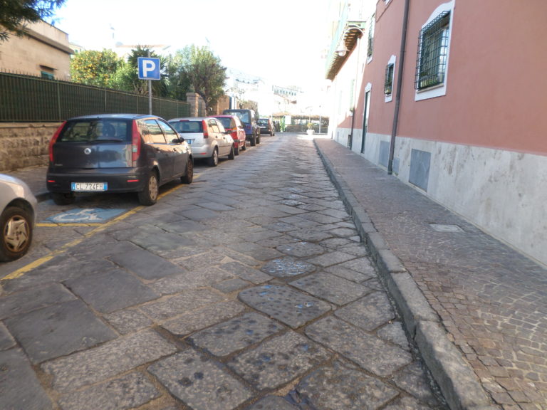 Ischia, via Pontano trasformata in una pista per mettersi alla prova        