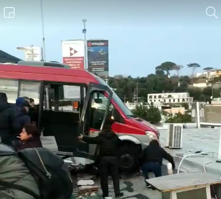 ISCHIA. INCREDIBILE INCIDENTE DI UN BUS EAV AL PIAZZALE TRIESTE