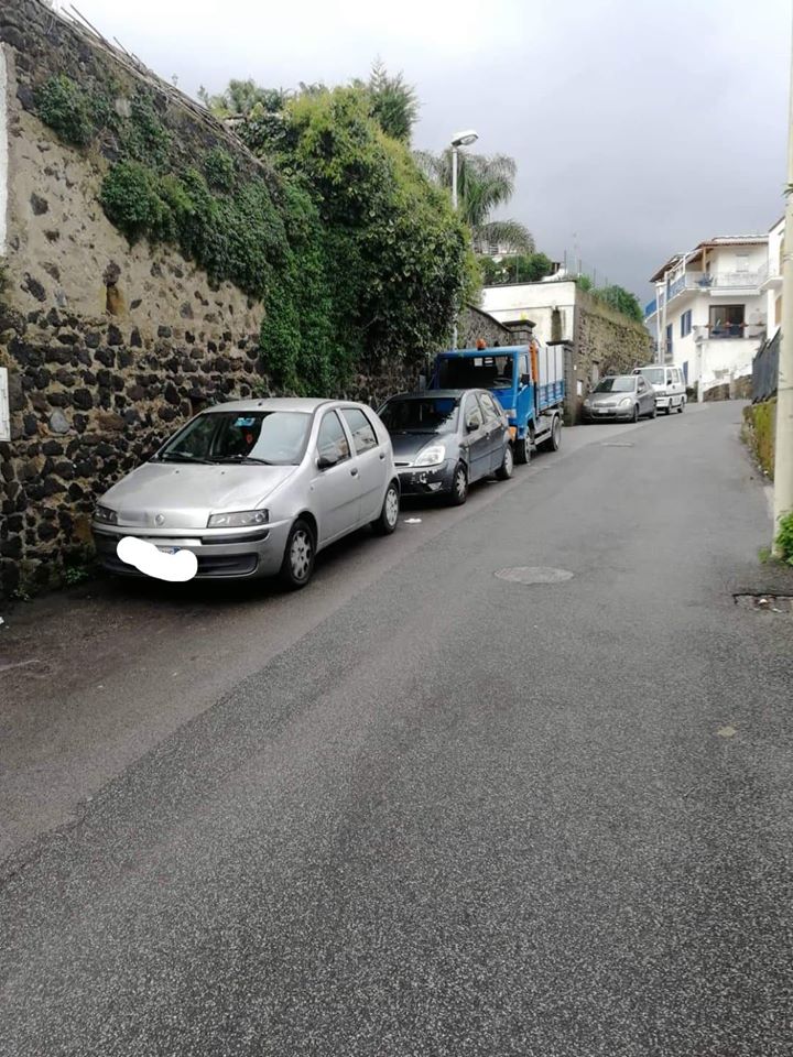 ISCHIA, PARCHEGGI SELVAGGI SU VIA ANTONIO DE LUCA…E I VIGILI SE NE FREGANO!