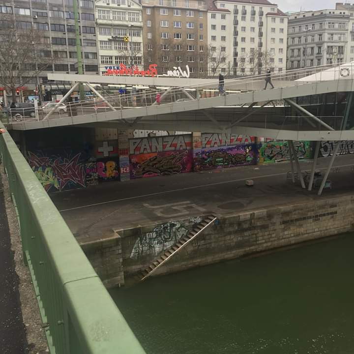 PANZA CAPUT MUNDI! A VIENNA UN GRAFFITO CHE FA SORRIDERE