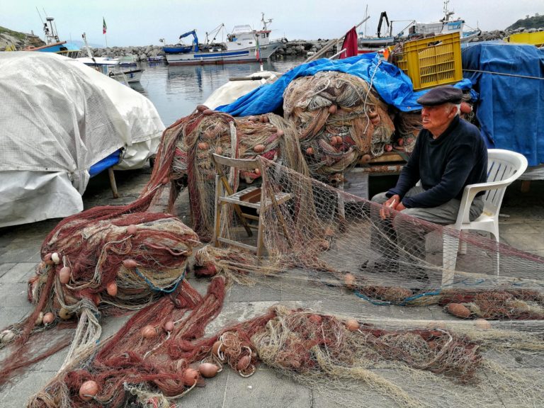 PROCIDA, LA PICCOLA PESCA INCONTRO LA REGIONE: “NORME ECCESSIVE, COSI’ MORIAMO”