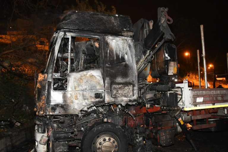 CAMION IN FIAMME SULLA SOPRAELEVEATA: NESSUNA CONSEGUENZA GRAVE