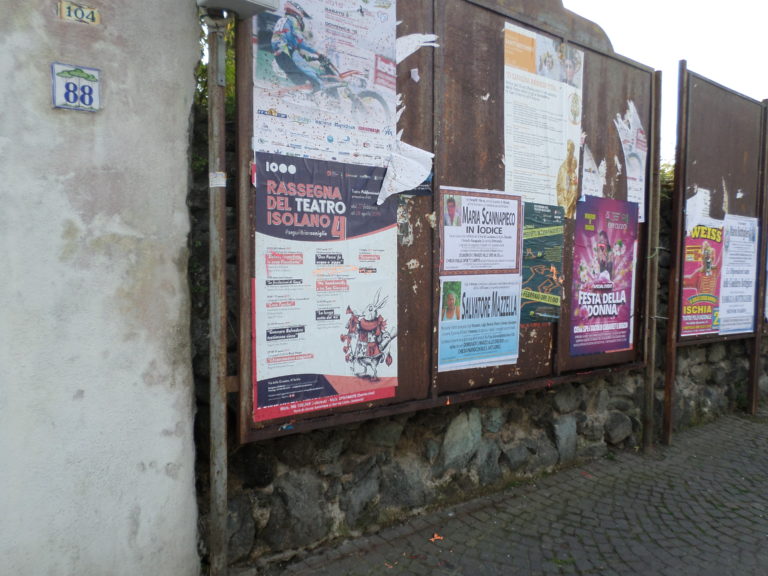 ISCHIA, CORSO VITTORIA COLONNA: CARTELLONI PUBBLICITARI ARRUGGINITI E PERICOLOSI