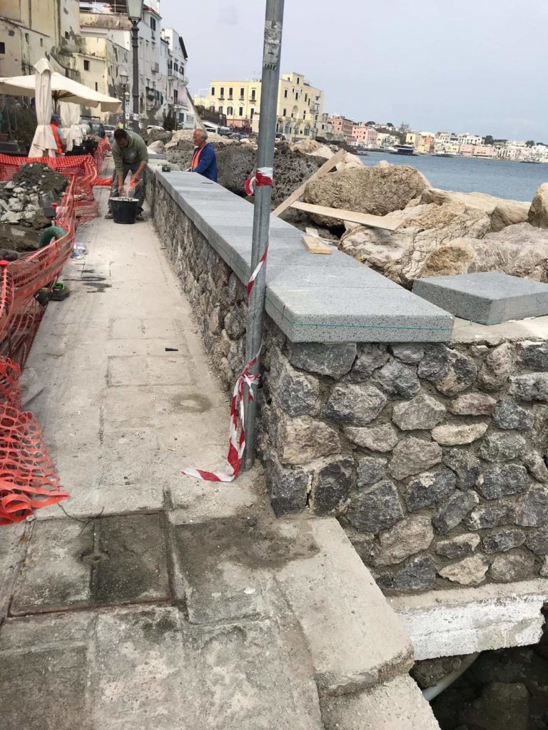 ISCHIA PONTE, CONTINUANO I LAVORI PER LA RIPARAZIONE DEI DANNI