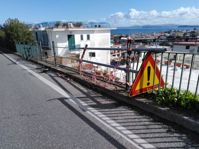 ISCHIA, RIPARATA LA RINGHIERA DELLA SOPRAELEVATA DOPO L’INCIDENTE DELLO SCORSO MESE