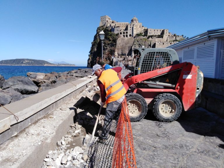 ISCHIA PONTE, LAVORI IN CORSO SUL PONTILE DEL CASTELLO