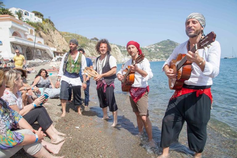 SULLE ORME DEI PIRATI: ISCHIA, “ANDAR PER SENTIERI” AL VIA TRA CANTI E LEGGENDE