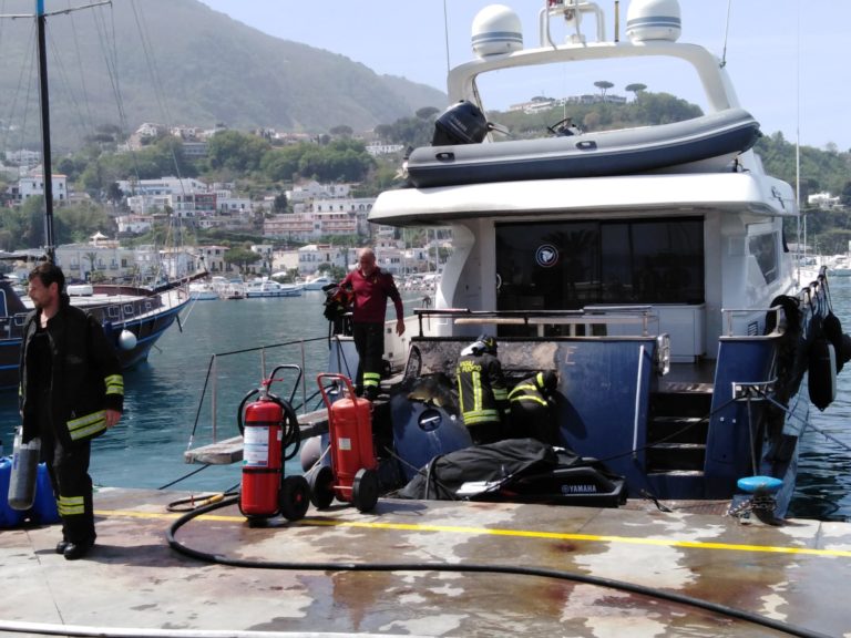 YACHT IN FIAMME A CASAMICCIOLA