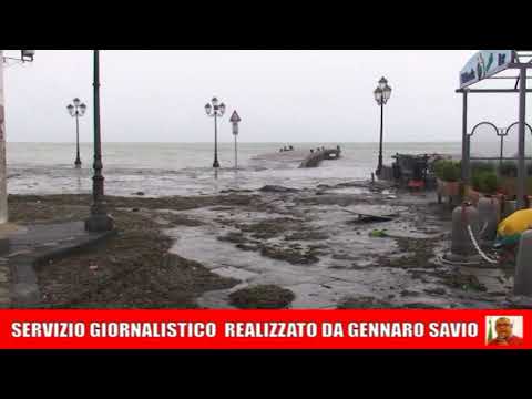 MAREGGIATA DI PASQUETTA, ISCHIA PONTE ASSEDIATA DAL MARE E INVASA DALLE ALGHE