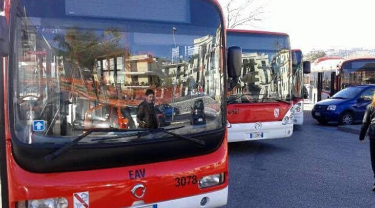 TRASPORTI EAV, VINCONO GLI STUDENTI DEL MATTEI: DA MERCOLEDI’ MODIFICHE ALLE CORSE SCOLAS