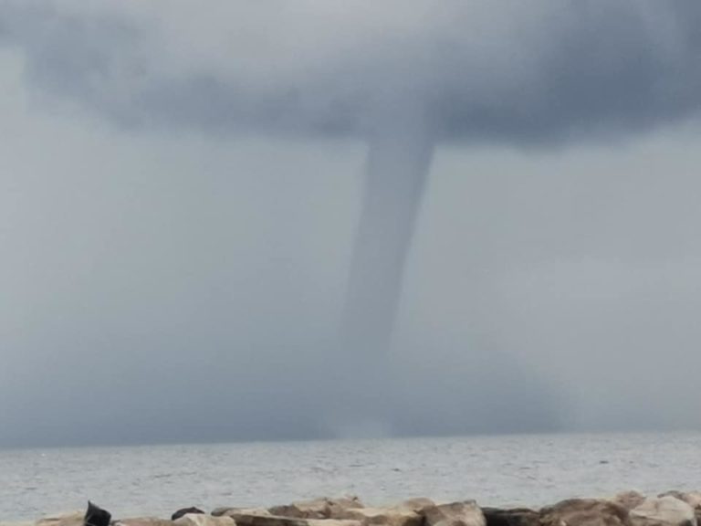 TROMBA D’ARIA AL LARGO DI ISCHIA, LE FOTO SONO GIA’ VIRALI