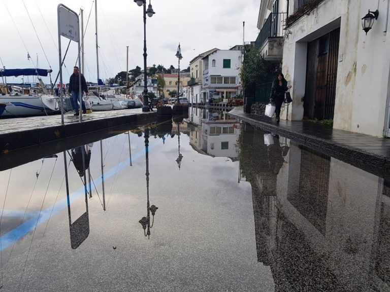 ISCHIA, VIA IASOLINO CHIUSA AL TRAFFICO VEICOLARE PERCHE’ COMPLETAMENTE ALLAGATA