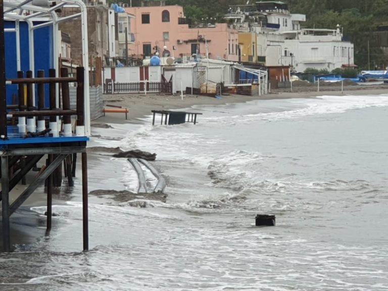 SCOMPARSI INTERI TRATTI DI SPIAGGIA, LA MAREGGIATA DEL WEEKEND METTE IN GINOCCHIO IL LITORALE DEL COMUNE DI ISCHIA