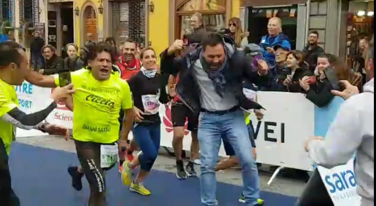 L’ARRIVO TRIONFALE DI GIANNI SASSO ALLA MARATONA DI FIRENZE, ECCO IL VIDEO