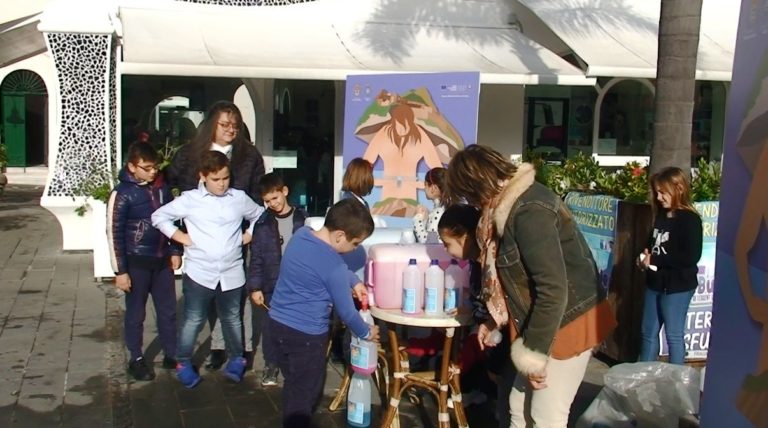 TUTELA DELL’AMBIENTE, I BAMBINI DEL CIRCOLO DIDATTICO DI BARANO SCENDONO IN PIAZZA PER INVOGLIARE TUTTI A RIDURRE L’UTILIZZO DELLA PLASTICA