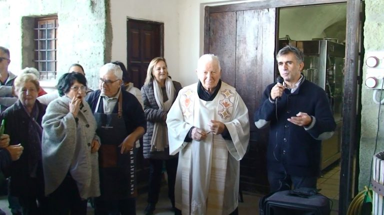 FESTA DEL VINO NOVELLO, PIENONE PER IL BRINDISI PRESSO LE CANTINE DI PIETRATORCIA