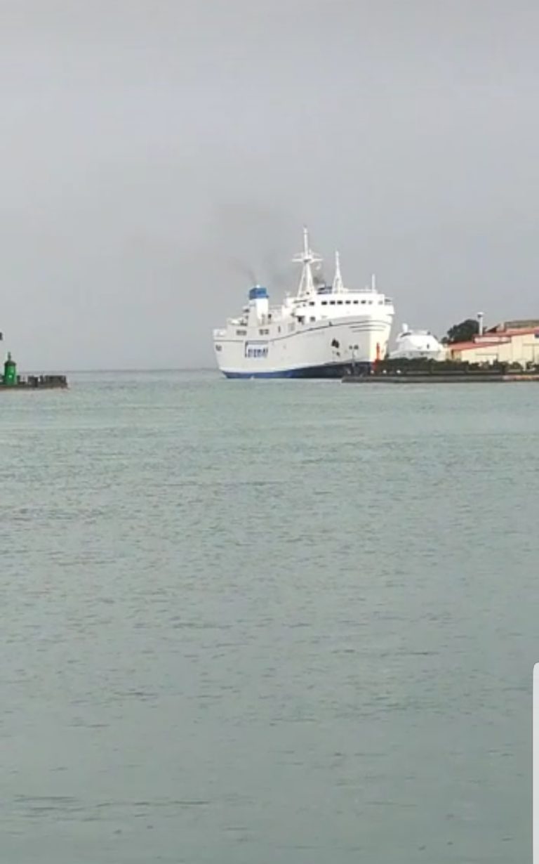 VIDEO ESCLUSIVO – PROBLEMI IN ENTRATA NEL PORTO, NAVE CAREMAR RISCHIA DI FINIRE BEL CANTIERE DELLA RIVA