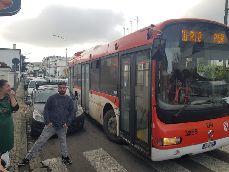 TRAFFICO BLOCCATO SU VIA LEONARDO MAZZELLA, IMPOSSIBILE PROCEDERE PER I PULLMAN DELL’EAV Da