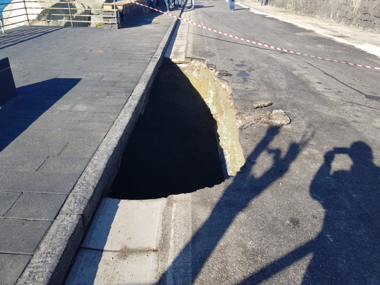 VORAGINE IN VIA GIOVANNI MAZZELLA, STRADA CHIUSA DALL’HOTEL NETTUNO FINO ALL’INCROCIO COL CIMITERO