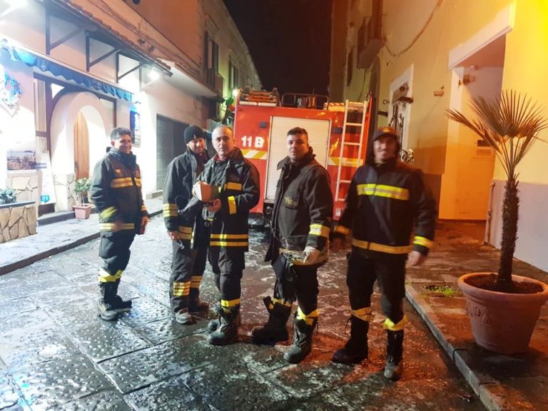 “VOLA” L’ALBERO DI NATALE COLLOCATO ALL’INGRESSO DI ISCHIA PONTE, PROVVIDENZIALE L’INTERVENTO DEI VIGILI DEL FUOCO