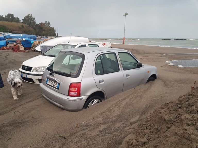 INCREDIBILE A ISCHIA, MACCHINE INSABBIATE IN VIA FRANCESCO BUONOCORE DOPO LA TEMPESTA