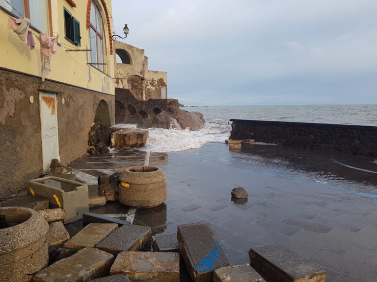 MAREGGIATA DISTRUGGE MURETTO ALLO STRADONE, IL MARE ASSEDIA LE CASE A ISCHIA PONTE