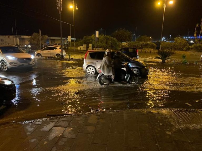 STRADA ALLAGATA, IMPOSSIBILE PERCORRERE LA STATALE SUL PORTO DI CASAMICCIOLA. AUTOMOBILISTI E CENTAURI DIROTTATI VERSO PIAZZA BAGNI