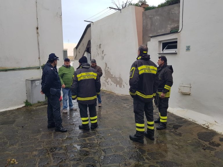 NUOVA ENORME VORAGINE SI APRE IN VICO MARINA A ISCHIA PONTE, STRADA CHIUSA E RESIDENTI COSTRETTI AD USCIRE PER UNA PROPRIETA’ PRIVATA