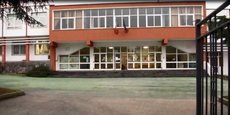 EMERGENZA LICEO, DA STAMATTINA TRE CLASSI SONO  UBICATE PRESSO LA SCUOLA MEDIA “SCOTTI” DI ISCHIA, MA CONTINUANO I MALUMORI TRA I LICEALI SFRATTATI: “LA CITTA’ METROPOLITANA METTA IMMEDIATAMENTE IN SICUREZZA LA SEDE DÌ LACCO AMENO”