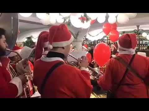 E’ FESTA AL BAR CALISE DI ISCHIA CON LA BANDA MUSICALE DEI BABBO NATALE