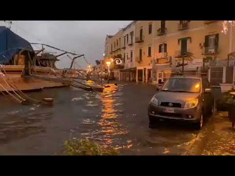 VIDEO INCREDIBILE – A ISCHIA, LA RIVA DESTRA E’ OSTAGGIO DEL MARE, ARRIVANO LE ONDE TRA LE CASE E I RISTORANTI