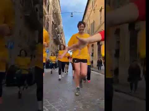 CHE SPETTACOLO GIANNI SASSO, COLORA LE STRADE DI ROMA CON I RAGAZZI DI “SPORT SENZA FRONTIERE”  IN VISTA DELLA MARATONA CAPITOLINA