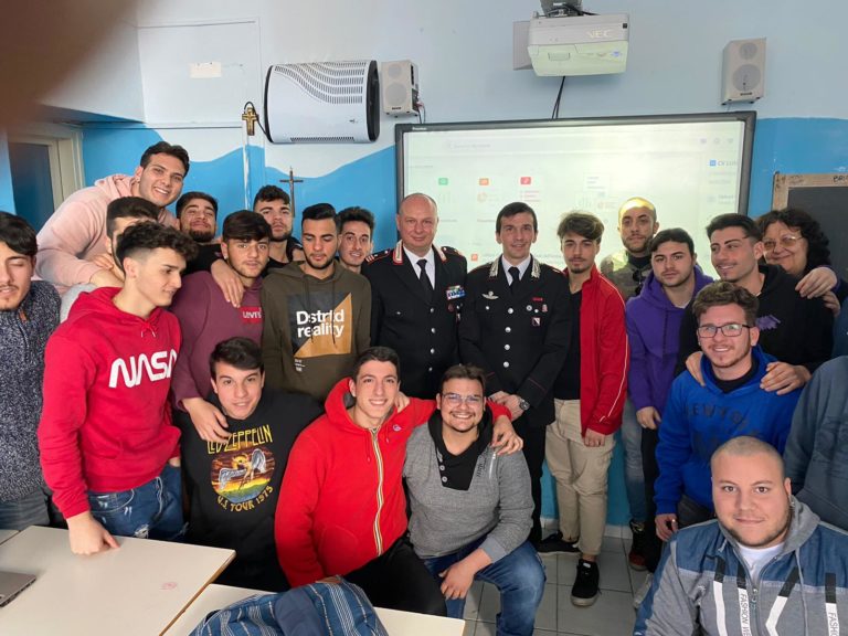 SICUREZZA STRADALE E DISAGI SOCIALI, I CARABINIERI INCONTRANO GLI STUDENTI DELL’ISTITUTO NAUTICO DI FORIO