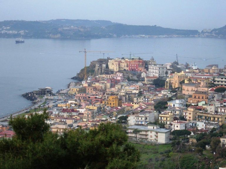 SCIAME SISMICO, NOTTE DI PAURA  A POZZUOLI