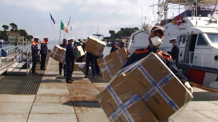 ISCHIA, PROTEZIONE CIVILE E GUARDIA COSTIERA HANNO CONSEGNATO AI COMUNI ISOLANI LE MASCHERINE DELLA REGIONE CAMPANIA