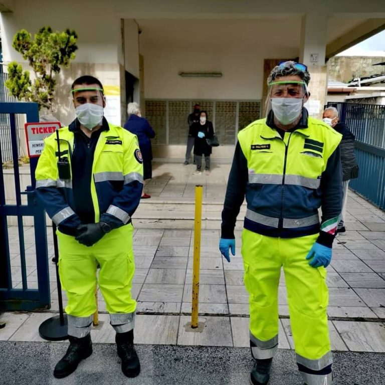 ISCHIA: MEDICI, INFERMIERI E VOLONTARI CON LE VISIERE REALIZZATE DA LORENZO, GIOVANE STUDENTE DEL “MATTEI”