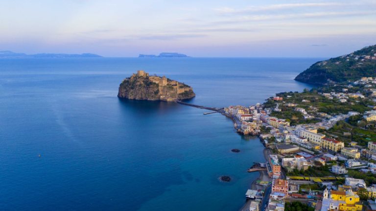 AVEVA IL FOGLIO DI VIA, I CARABINIERI LO BECCANO IN SPIAGGIA