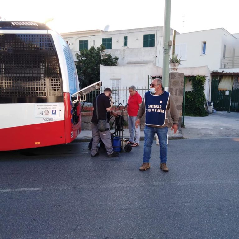 AUTOBUS PERDE OLIO, UNA VESPA ROVINA SULL’ASFALTO: STRADA BLOCCATA TRA LACCO AMENO E FORIO!