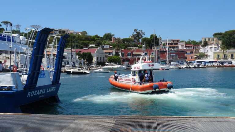 GUARDIA COSTIERA: ESERCITAZIONE ANTINCENDIO NEL PORTO DI ISCHIA