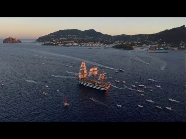 NEL GIORNO DI SANT’ANNA, L’EMOZIONANTE OMAGGIO DELL’AMERIGO VESPUCCI ALL’ISOLA D’ISCHIA