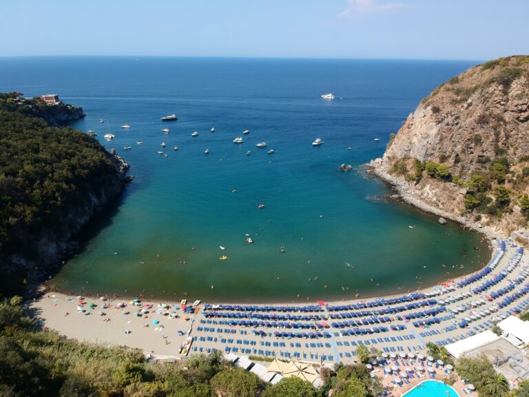 LA DENUNCIA: “CACCIATI DALLA SPIAGGIA LIBERA DI S.MONTANO”