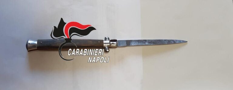 DISTRUGGE L’APPARTAMENTO E MINACCIA CON UN COLTELLO I FAMILIARI, I CARABINIERI ARRESTANO UN 25ENNE