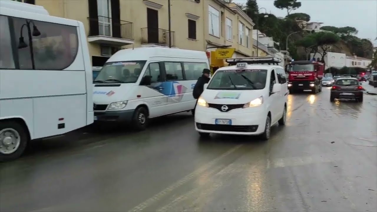 Casamicciola Enorme Voragine Si Apre Sulla Strada Tra Lancora E Il Topless Traffico In Tilt